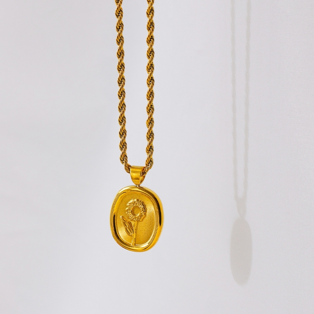Awesome Oval Flower Necklace - Picture 4 of 8